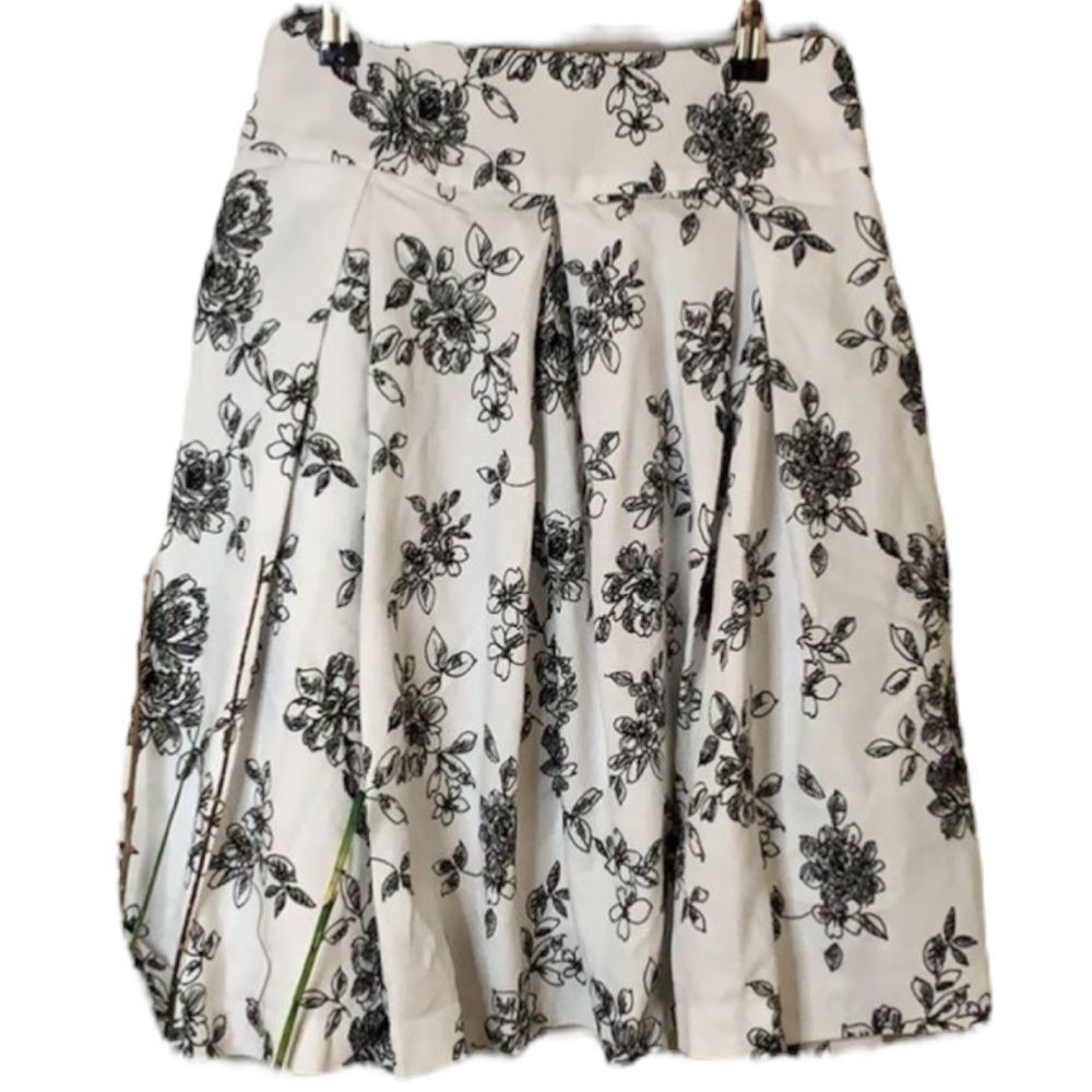 𝅺WD Platinum skirt black and white full skirt floral design flowers size size 4